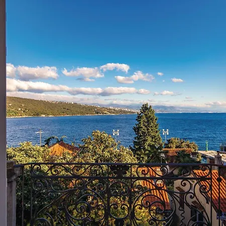 3 Bedroom Cozy In Οπατία