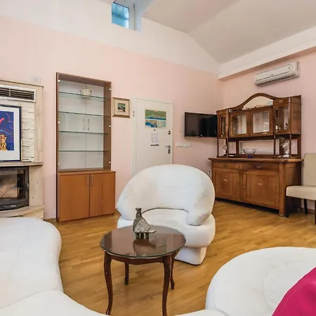 度假居 3 Bedroom Cozy In 奥帕提亚