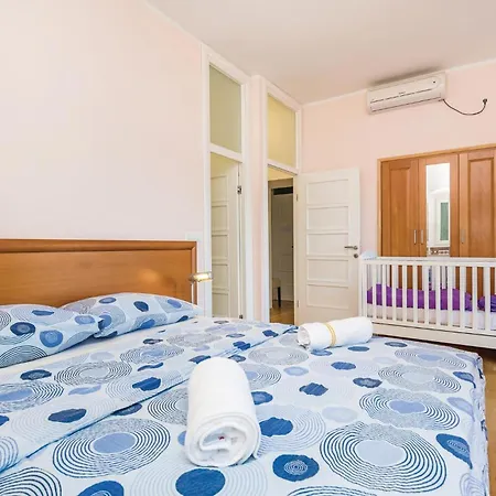 度假居 3 Bedroom Cozy In 奥帕提亚